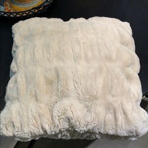 Pottery barn ruched faux fur pillow 18*18 ivory